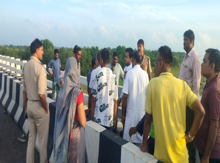 शादीशुदा महिला ने महानदी पुल से लगाई छलांग, तलाश जारी