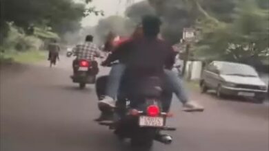 महिला मित्र के साथ बाइक पर बेहूदगी, युवक गिरफ्तार