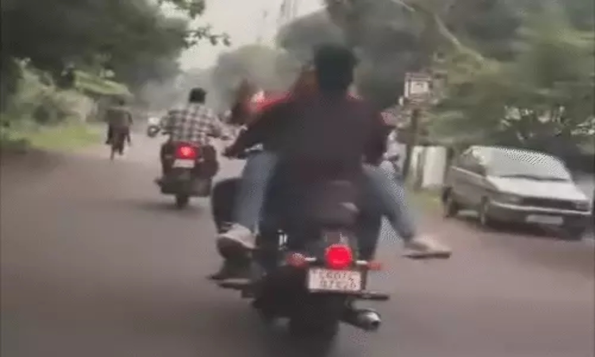 महिला मित्र के साथ बाइक पर बेहूदगी, युवक गिरफ्तार