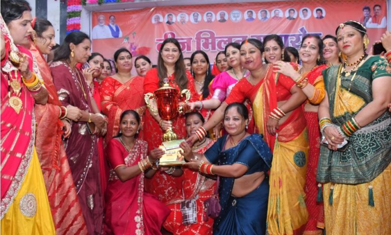 MLA भावना बोहरा शामिल हुई तीज मिलन समारोह में, महिलाओं को दिया अवार्ड