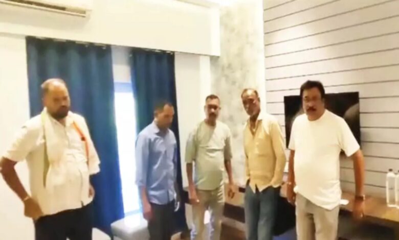 होटल में दांव लगा रहे थे कांग्रेस नेता-जिला पंचायत सदस्य, पुलिस ने रेड मारकर किया गिरफ्तार