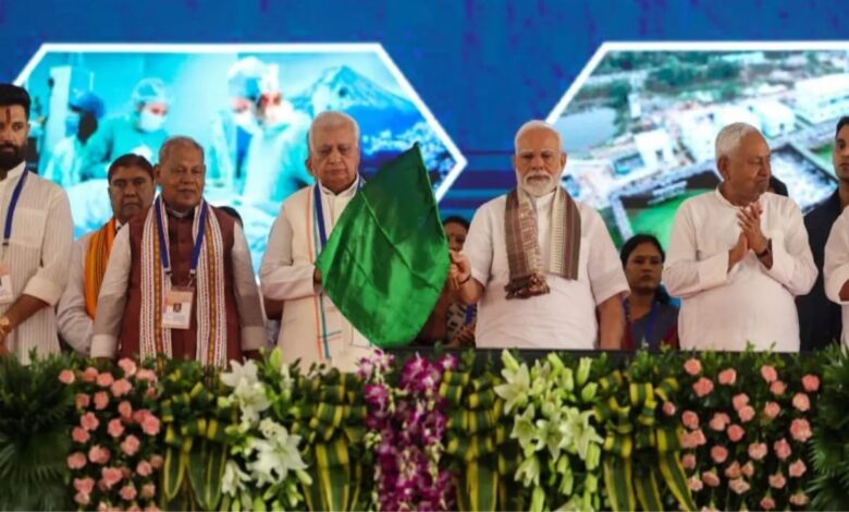 पीएम मोदी की सभा में मांझी परिवार का जलवा, चारों सदस्य मंच पर साथ दिखे