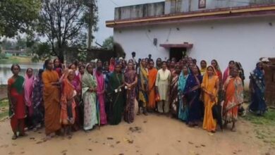 गांव में अवैध शराब के खिलाफ महिलाओं का हल्ला बोल
