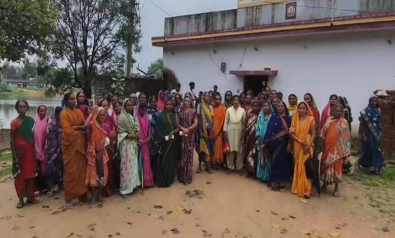 गांव में अवैध शराब के खिलाफ महिलाओं का हल्ला बोल