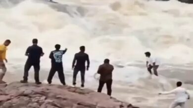 रील बनाते समय युवक डुडुमा झरने में बहा, तलाश जारी