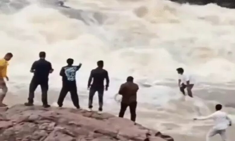 रील बनाते समय युवक डुडुमा झरने में बहा, तलाश जारी