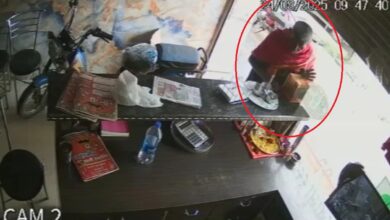 थाने के सामने दिनदहाड़े चोरी, रेस्टोरेंट से गौसेवा दान पेटी लेकर फरार अधेड़