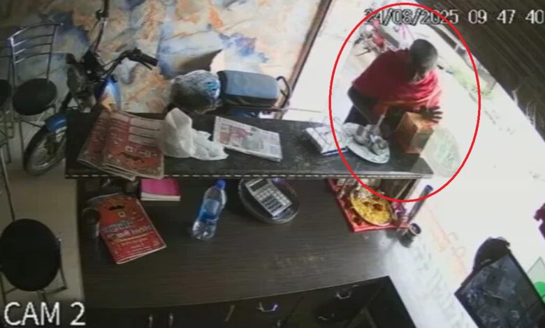 थाने के सामने दिनदहाड़े चोरी, रेस्टोरेंट से गौसेवा दान पेटी लेकर फरार अधेड़