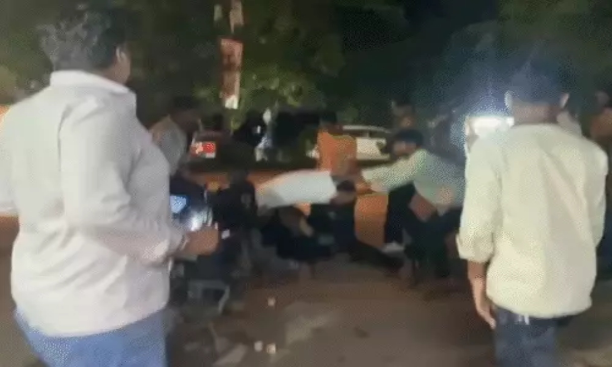 15 youths beat up a young man in Raipur, video went viral on social media...