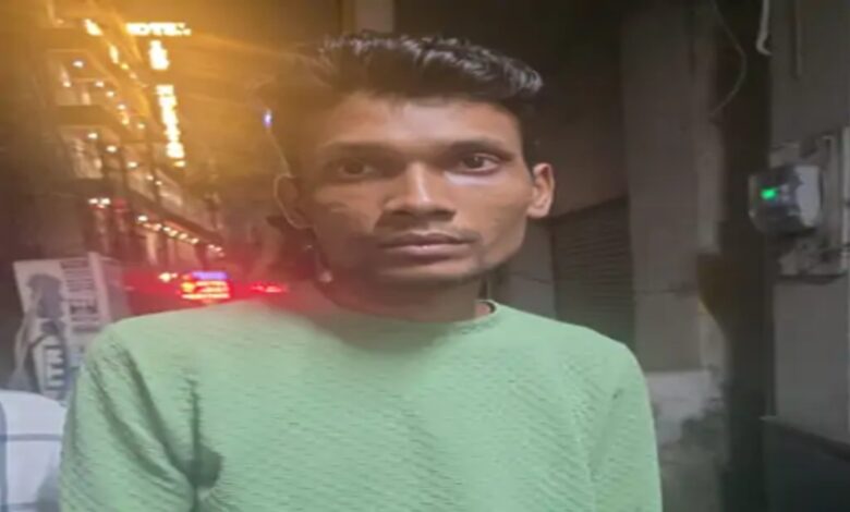 प्रतिबंधित हुक्का पॉट-सामग्री बेचने निकला सप्लायर, पुलिस ने घेराबंदी करके पकड़ा
