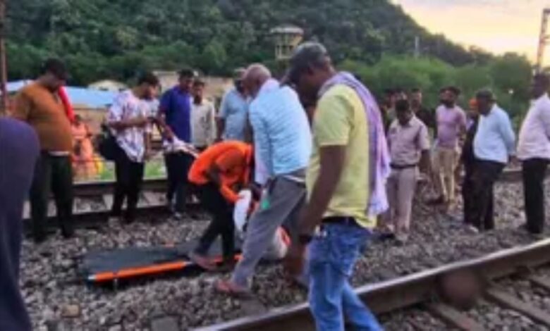 मां बमलेश्वरी मंदिर ट्रस्ट के कर्मचारी ने ट्रेन के सामने कूदकर दी जान, सुसाइड नोट बरामद
