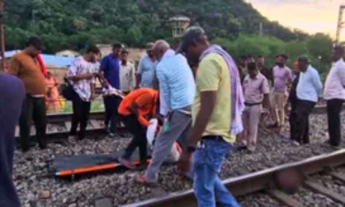 मां बमलेश्वरी मंदिर ट्रस्ट के कर्मचारी ने ट्रेन के सामने कूदकर दी जान, सुसाइड नोट बरामद