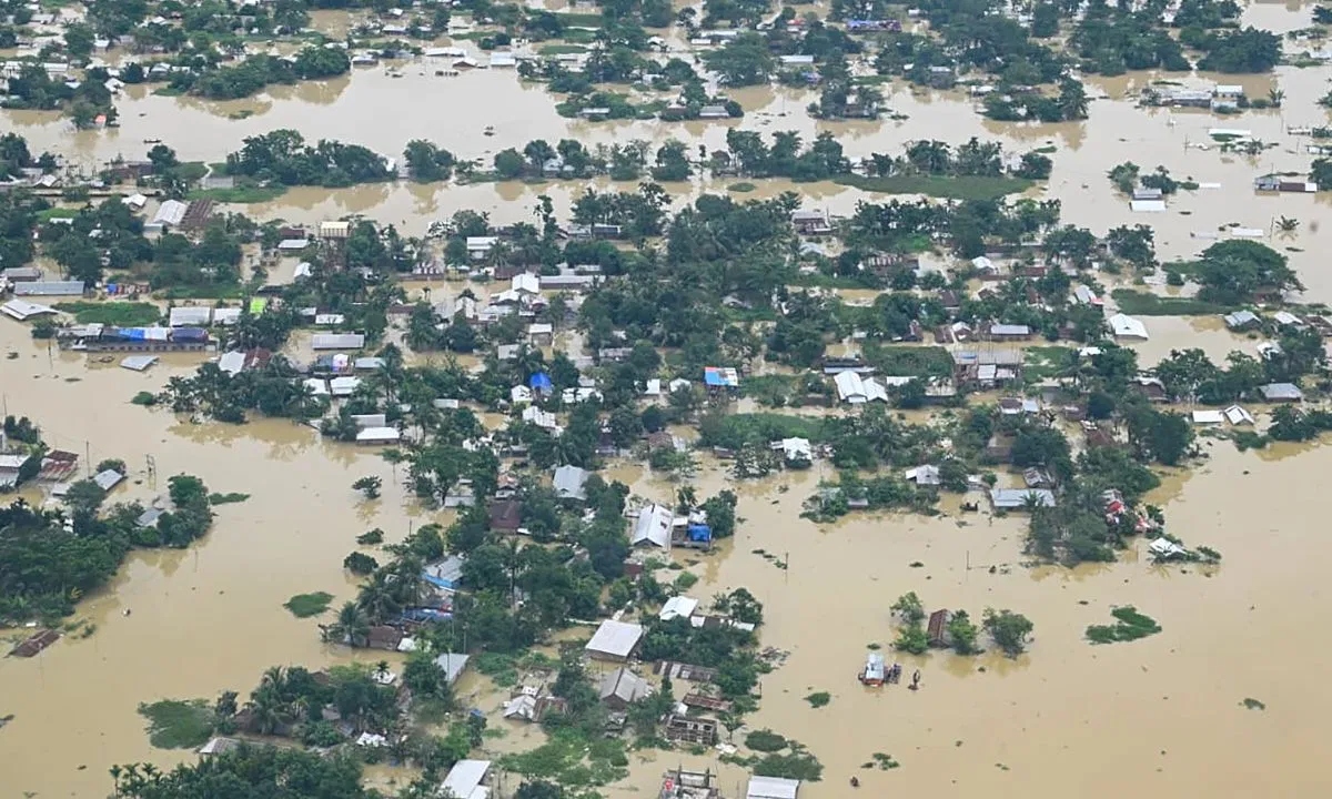 Maharashtra floods, Bengal rains, Kolkata waterlogging, Marathwada, Latur, Beed, Dharashiv, Nanded, NDRF, SDRF, Devendra Fadnavis, compensation to farmers, record rainfall, flight cancellations, train cancellations, heavy rain alert, Chhattisgarh, Bihar, Kharif crops,