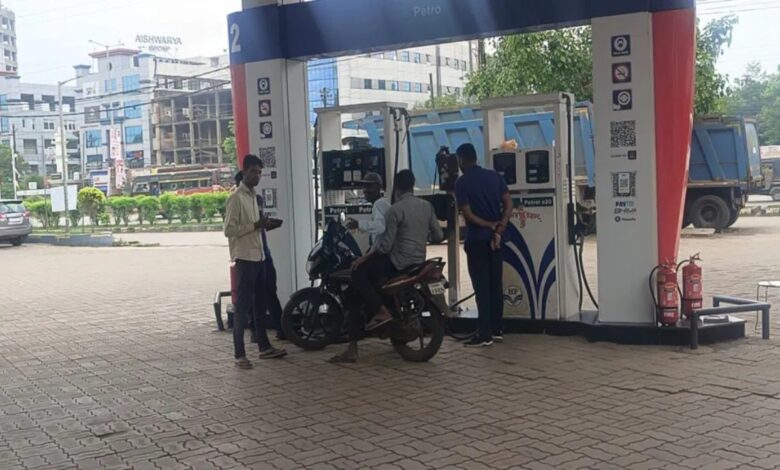 रायपुर में बेअसर रहा ‘नो हेलमेट, नो पेट्रोल’ अभियान, बिना हेलमेट मिल रहा पेट्रोल