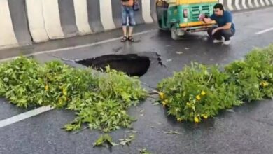 जीटी करनाल हाईवे पर फ्लाईओवर धंसा, ऑटो गड्ढे में फंसा, चालक घायल