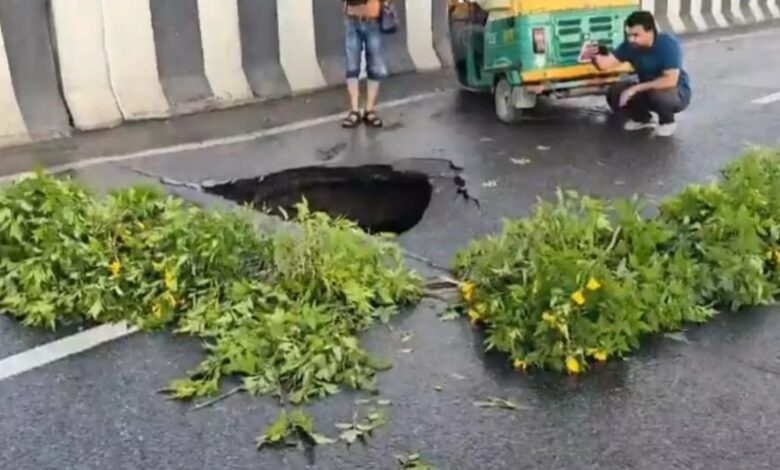 जीटी करनाल हाईवे पर फ्लाईओवर धंसा, ऑटो गड्ढे में फंसा, चालक घायल