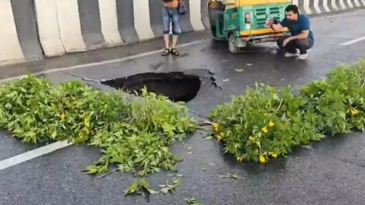 जीटी करनाल हाईवे पर फ्लाईओवर धंसा, ऑटो गड्ढे में फंसा, चालक घायल