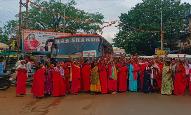 Mitanins blocked the roads: Agitation intensifies for regularization and salary hike