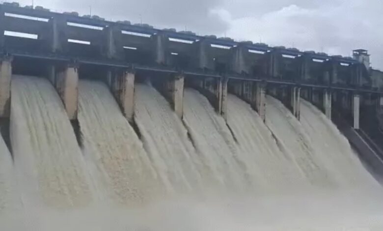 लगातार बारिश से बांगो बांध का जलस्तर बढ़ा, 8 गेट खोले; 32 गांवों में अलर्ट, बलरामपुर में बांध फूटने से 5 की मौत