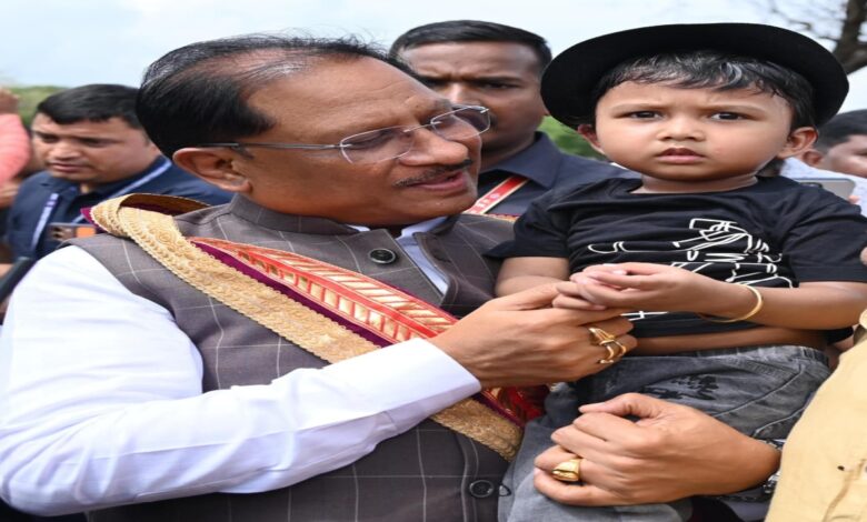 Chief Minister Sai showered affection on little Ivan by taking him in his lap