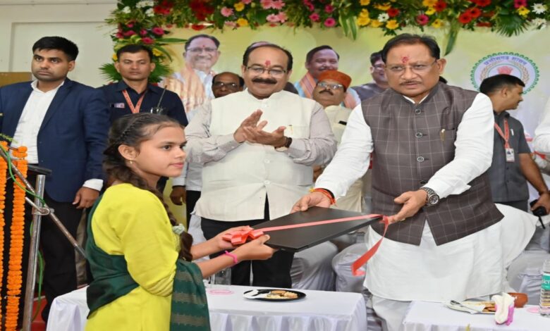 रायगढ़ में नवगुरुकुल का शुभारंभ, मुख्यमंत्री साय ने बालिकाओं को दिए लैपटॉप