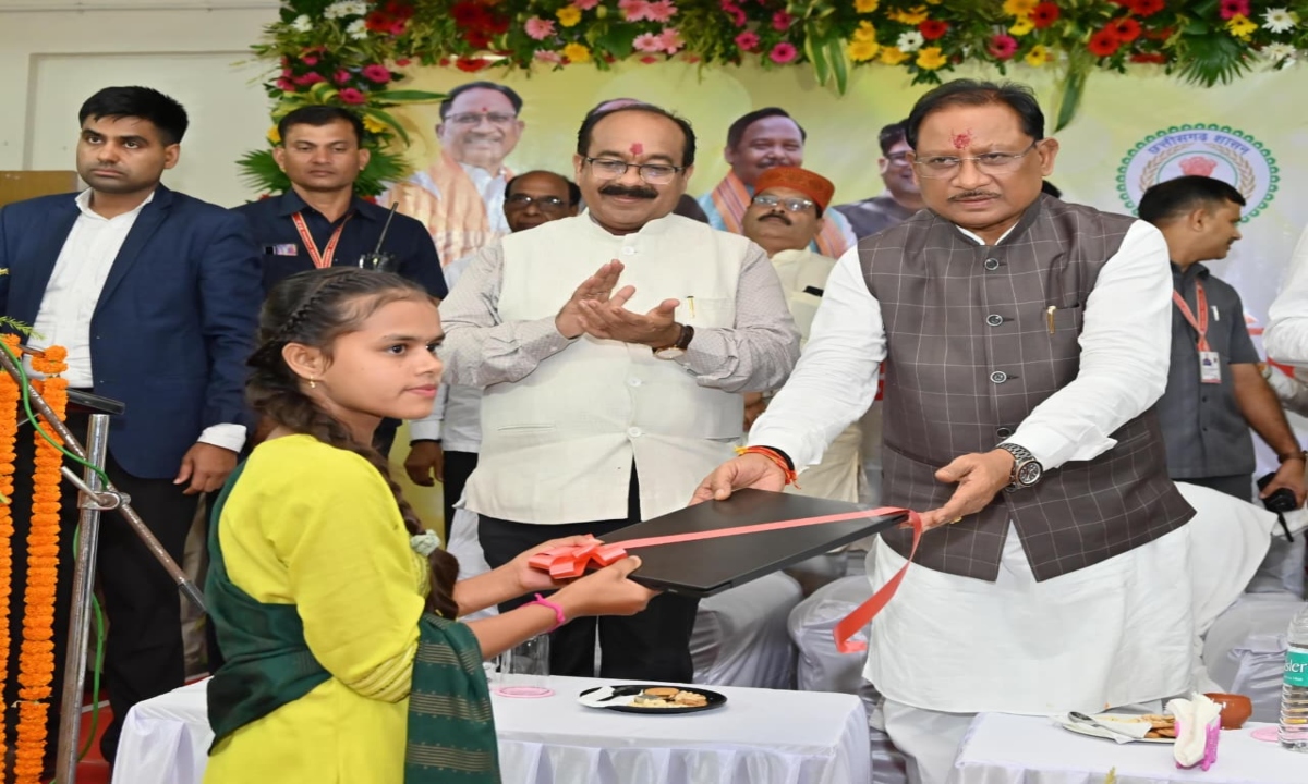 रायगढ़ में नवगुरुकुल का शुभारंभ, मुख्यमंत्री साय ने बालिकाओं को दिए लैपटॉप