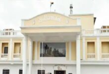 ED ने कांग्रेस प्रदेश कार्यालय पहुंचकर मलकीत सिंह को दी चालान की कॉपी रायपुर, 08 सितंबर 2025: छत्तीसगढ़ शराब घोटाला मामले में प्रवर्तन निदेशालय (ED) के अधिकारी सोमवार को कांग्रेस के प्रदेश कार्यालय राजीव भवन पहुंचे और संगठन के प्रभारी महामंत्री मलकीत सिंह गैदु को केस से संबंधित चालान की कॉपी सौंपकर लगभग 10 मिनट में कार्यालय से बाहर चले गए। मलकीत सिंह गैदु ने बताया कि सुकमा में कांग्रेस भवन के मामले में दिल्ली ट्रिब्यूनल से नोटिस मिलने के बाद 2 सितंबर को जवाब देना था, लेकिन कांग्रेस की लीगल टीम ने कहा कि उनके पास दस्तावेज नहीं हैं। इसके बाद ED ने चालान की कॉपी उपलब्ध कराई, जिससे अब पार्टी सभी सवालों का जवाब दे सकेगी। ED के अनुसार, 28 दिसंबर 2024 को जांच टीम ने पूर्व आबकारी मंत्री कवासी लखमा, उनके बेटे हरीश कवासी और अन्य के घरों पर छापा मारा था। रायपुर और सुकमा में तलाशी के दौरान कई दस्तावेज जब्त किए गए। जांच में पता चला कि शराब घोटाले की कमाई से सुकमा का कांग्रेस भवन बनाया गया। ED के आरोप के अनुसार, कवासी लखमा को हर महीने 2 करोड़ रुपए मिलते थे, जो 36 महीने में कुल 72 करोड़ बने। इनमें से 68 लाख रुपए से सुकमा में कांग्रेस भवन तैयार किया गया। इसके अलावा, लखमा के बंगले और अन्य संपत्तियों को भी अटैच किया गया है। ED ने बताया कि कवासी लखमा शराब घोटाला सिंडिकेट के अहम हिस्सा थे और उनकी देखरेख में शराब नीति में बदलाव कर FL-10 लाइसेंस की शुरुआत की गई। सिंडिकेट के माध्यम से 3,200 करोड़ रुपए से अधिक की अवैध कमाई हुई। अटैचमेंट का अर्थ है कि संपत्ति को अस्थायी रूप से जब्त किया जाता है, जिसका इस्तेमाल तो किया जा सकता है, लेकिन इसे बेचना या ट्रांसफर करना मना है। यह कानूनी प्रक्रिया भ्रष्टाचार या ऋण से संबंधित मामलों में संपत्ति की सुरक्षा सुनिश्चित करती है। छत्तीसगढ़ शराब घोटाला मामले में ED की FIR में 2,000 करोड़ रुपए से अधिक के घोटाले का उल्लेख है। जांच में तत्कालीन सरकार के अधिकारियों और कारोबारी सिंडिकेट के माध्यम से घोटाले को अंजाम देने का आरोप लगाया गया है।