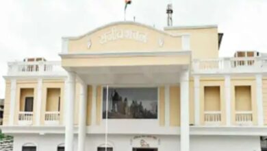 ED ने कांग्रेस प्रदेश कार्यालय पहुंचकर मलकीत सिंह को दी चालान की कॉपी रायपुर, 08 सितंबर 2025: छत्तीसगढ़ शराब घोटाला मामले में प्रवर्तन निदेशालय (ED) के अधिकारी सोमवार को कांग्रेस के प्रदेश कार्यालय राजीव भवन पहुंचे और संगठन के प्रभारी महामंत्री मलकीत सिंह गैदु को केस से संबंधित चालान की कॉपी सौंपकर लगभग 10 मिनट में कार्यालय से बाहर चले गए। मलकीत सिंह गैदु ने बताया कि सुकमा में कांग्रेस भवन के मामले में दिल्ली ट्रिब्यूनल से नोटिस मिलने के बाद 2 सितंबर को जवाब देना था, लेकिन कांग्रेस की लीगल टीम ने कहा कि उनके पास दस्तावेज नहीं हैं। इसके बाद ED ने चालान की कॉपी उपलब्ध कराई, जिससे अब पार्टी सभी सवालों का जवाब दे सकेगी। ED के अनुसार, 28 दिसंबर 2024 को जांच टीम ने पूर्व आबकारी मंत्री कवासी लखमा, उनके बेटे हरीश कवासी और अन्य के घरों पर छापा मारा था। रायपुर और सुकमा में तलाशी के दौरान कई दस्तावेज जब्त किए गए। जांच में पता चला कि शराब घोटाले की कमाई से सुकमा का कांग्रेस भवन बनाया गया। ED के आरोप के अनुसार, कवासी लखमा को हर महीने 2 करोड़ रुपए मिलते थे, जो 36 महीने में कुल 72 करोड़ बने। इनमें से 68 लाख रुपए से सुकमा में कांग्रेस भवन तैयार किया गया। इसके अलावा, लखमा के बंगले और अन्य संपत्तियों को भी अटैच किया गया है। ED ने बताया कि कवासी लखमा शराब घोटाला सिंडिकेट के अहम हिस्सा थे और उनकी देखरेख में शराब नीति में बदलाव कर FL-10 लाइसेंस की शुरुआत की गई। सिंडिकेट के माध्यम से 3,200 करोड़ रुपए से अधिक की अवैध कमाई हुई। अटैचमेंट का अर्थ है कि संपत्ति को अस्थायी रूप से जब्त किया जाता है, जिसका इस्तेमाल तो किया जा सकता है, लेकिन इसे बेचना या ट्रांसफर करना मना है। यह कानूनी प्रक्रिया भ्रष्टाचार या ऋण से संबंधित मामलों में संपत्ति की सुरक्षा सुनिश्चित करती है। छत्तीसगढ़ शराब घोटाला मामले में ED की FIR में 2,000 करोड़ रुपए से अधिक के घोटाले का उल्लेख है। जांच में तत्कालीन सरकार के अधिकारियों और कारोबारी सिंडिकेट के माध्यम से घोटाले को अंजाम देने का आरोप लगाया गया है।