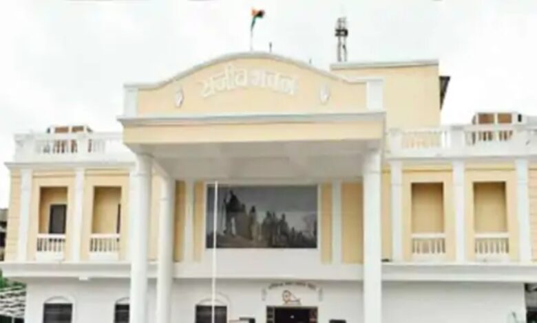 ED ने कांग्रेस प्रदेश कार्यालय पहुंचकर मलकीत सिंह को दी चालान की कॉपी रायपुर, 08 सितंबर 2025: छत्तीसगढ़ शराब घोटाला मामले में प्रवर्तन निदेशालय (ED) के अधिकारी सोमवार को कांग्रेस के प्रदेश कार्यालय राजीव भवन पहुंचे और संगठन के प्रभारी महामंत्री मलकीत सिंह गैदु को केस से संबंधित चालान की कॉपी सौंपकर लगभग 10 मिनट में कार्यालय से बाहर चले गए। मलकीत सिंह गैदु ने बताया कि सुकमा में कांग्रेस भवन के मामले में दिल्ली ट्रिब्यूनल से नोटिस मिलने के बाद 2 सितंबर को जवाब देना था, लेकिन कांग्रेस की लीगल टीम ने कहा कि उनके पास दस्तावेज नहीं हैं। इसके बाद ED ने चालान की कॉपी उपलब्ध कराई, जिससे अब पार्टी सभी सवालों का जवाब दे सकेगी। ED के अनुसार, 28 दिसंबर 2024 को जांच टीम ने पूर्व आबकारी मंत्री कवासी लखमा, उनके बेटे हरीश कवासी और अन्य के घरों पर छापा मारा था। रायपुर और सुकमा में तलाशी के दौरान कई दस्तावेज जब्त किए गए। जांच में पता चला कि शराब घोटाले की कमाई से सुकमा का कांग्रेस भवन बनाया गया। ED के आरोप के अनुसार, कवासी लखमा को हर महीने 2 करोड़ रुपए मिलते थे, जो 36 महीने में कुल 72 करोड़ बने। इनमें से 68 लाख रुपए से सुकमा में कांग्रेस भवन तैयार किया गया। इसके अलावा, लखमा के बंगले और अन्य संपत्तियों को भी अटैच किया गया है। ED ने बताया कि कवासी लखमा शराब घोटाला सिंडिकेट के अहम हिस्सा थे और उनकी देखरेख में शराब नीति में बदलाव कर FL-10 लाइसेंस की शुरुआत की गई। सिंडिकेट के माध्यम से 3,200 करोड़ रुपए से अधिक की अवैध कमाई हुई। अटैचमेंट का अर्थ है कि संपत्ति को अस्थायी रूप से जब्त किया जाता है, जिसका इस्तेमाल तो किया जा सकता है, लेकिन इसे बेचना या ट्रांसफर करना मना है। यह कानूनी प्रक्रिया भ्रष्टाचार या ऋण से संबंधित मामलों में संपत्ति की सुरक्षा सुनिश्चित करती है। छत्तीसगढ़ शराब घोटाला मामले में ED की FIR में 2,000 करोड़ रुपए से अधिक के घोटाले का उल्लेख है। जांच में तत्कालीन सरकार के अधिकारियों और कारोबारी सिंडिकेट के माध्यम से घोटाले को अंजाम देने का आरोप लगाया गया है।