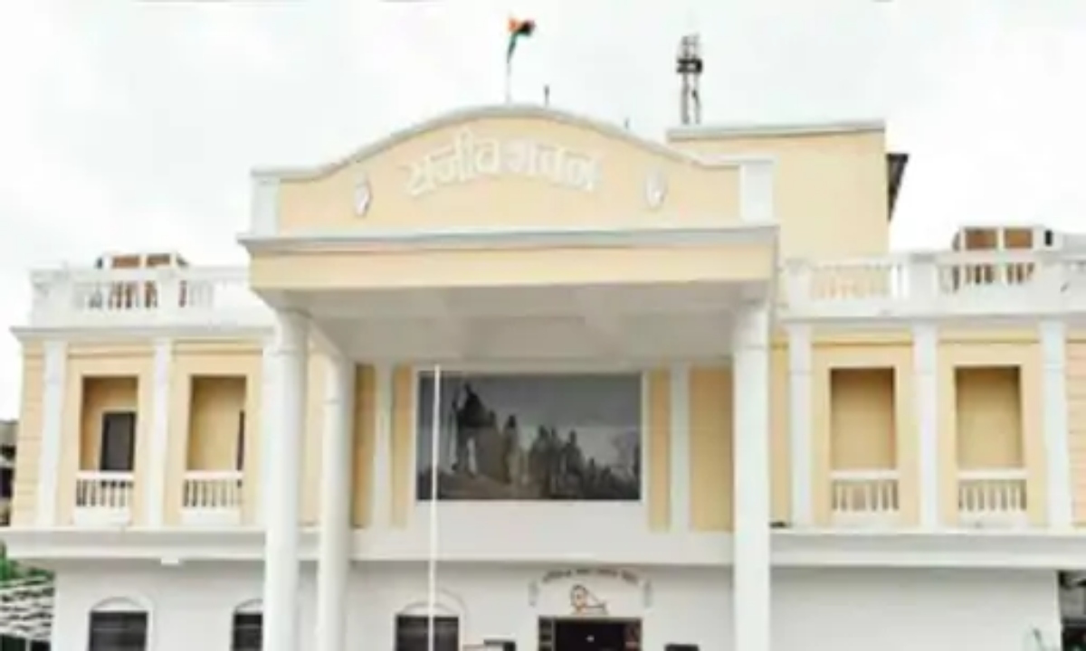 ED ने कांग्रेस प्रदेश कार्यालय पहुंचकर मलकीत सिंह को दी चालान की कॉपी रायपुर, 08 सितंबर 2025: छत्तीसगढ़ शराब घोटाला मामले में प्रवर्तन निदेशालय (ED) के अधिकारी सोमवार को कांग्रेस के प्रदेश कार्यालय राजीव भवन पहुंचे और संगठन के प्रभारी महामंत्री मलकीत सिंह गैदु को केस से संबंधित चालान की कॉपी सौंपकर लगभग 10 मिनट में कार्यालय से बाहर चले गए। मलकीत सिंह गैदु ने बताया कि सुकमा में कांग्रेस भवन के मामले में दिल्ली ट्रिब्यूनल से नोटिस मिलने के बाद 2 सितंबर को जवाब देना था, लेकिन कांग्रेस की लीगल टीम ने कहा कि उनके पास दस्तावेज नहीं हैं। इसके बाद ED ने चालान की कॉपी उपलब्ध कराई, जिससे अब पार्टी सभी सवालों का जवाब दे सकेगी। ED के अनुसार, 28 दिसंबर 2024 को जांच टीम ने पूर्व आबकारी मंत्री कवासी लखमा, उनके बेटे हरीश कवासी और अन्य के घरों पर छापा मारा था। रायपुर और सुकमा में तलाशी के दौरान कई दस्तावेज जब्त किए गए। जांच में पता चला कि शराब घोटाले की कमाई से सुकमा का कांग्रेस भवन बनाया गया। ED के आरोप के अनुसार, कवासी लखमा को हर महीने 2 करोड़ रुपए मिलते थे, जो 36 महीने में कुल 72 करोड़ बने। इनमें से 68 लाख रुपए से सुकमा में कांग्रेस भवन तैयार किया गया। इसके अलावा, लखमा के बंगले और अन्य संपत्तियों को भी अटैच किया गया है। ED ने बताया कि कवासी लखमा शराब घोटाला सिंडिकेट के अहम हिस्सा थे और उनकी देखरेख में शराब नीति में बदलाव कर FL-10 लाइसेंस की शुरुआत की गई। सिंडिकेट के माध्यम से 3,200 करोड़ रुपए से अधिक की अवैध कमाई हुई। अटैचमेंट का अर्थ है कि संपत्ति को अस्थायी रूप से जब्त किया जाता है, जिसका इस्तेमाल तो किया जा सकता है, लेकिन इसे बेचना या ट्रांसफर करना मना है। यह कानूनी प्रक्रिया भ्रष्टाचार या ऋण से संबंधित मामलों में संपत्ति की सुरक्षा सुनिश्चित करती है। छत्तीसगढ़ शराब घोटाला मामले में ED की FIR में 2,000 करोड़ रुपए से अधिक के घोटाले का उल्लेख है। जांच में तत्कालीन सरकार के अधिकारियों और कारोबारी सिंडिकेट के माध्यम से घोटाले को अंजाम देने का आरोप लगाया गया है।