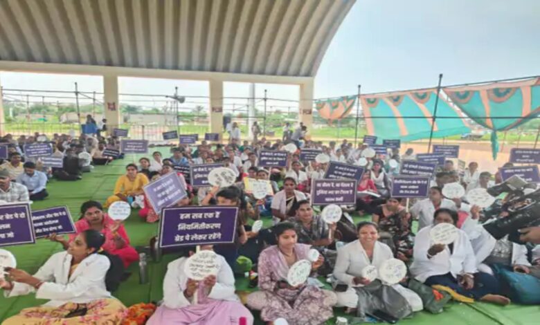 NHM कर्मचारियों की हड़ताल का 21वां दिन: 'रोटी-सम्मान-न्याय-गारंटी' थीम पर प्रदेशभर में प्रदर्शन