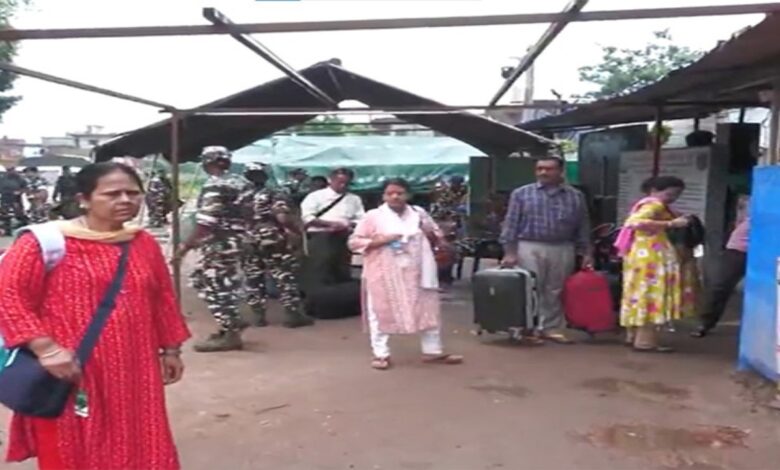 उत्तर प्रदेश पुलिस सीमावर्ती जिलों में हाई अलर्ट, नेपाल में फंसे भारतीयों के लिए हेल्पलाइन सक्रिय