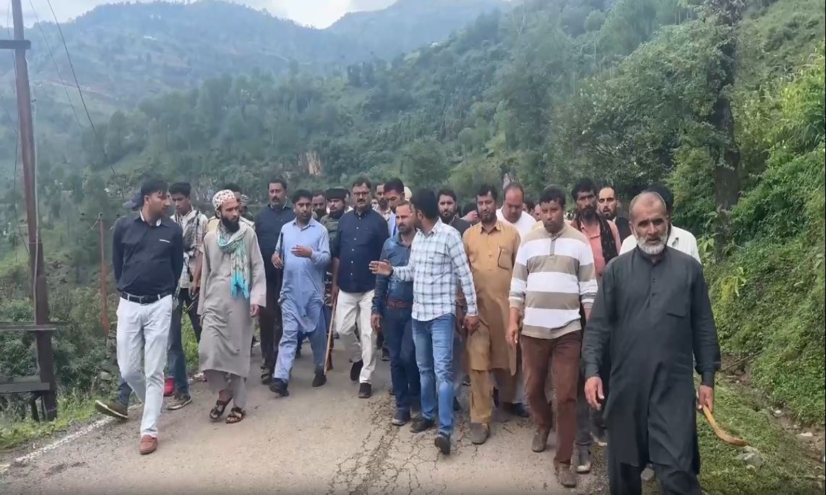 जम्मू-कश्मीर के मेंढार में भूस्खलन से कई घर क्षतिग्रस्त, मंत्री जावेद अहमद राणा ने प्रभावित क्षेत्रों का किया निरीक्षण