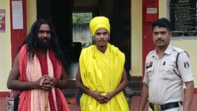 Thieves roaming around in the guise of a saint were caught, they had stolen an iPhone charger and Rs 600 from a mobile shop