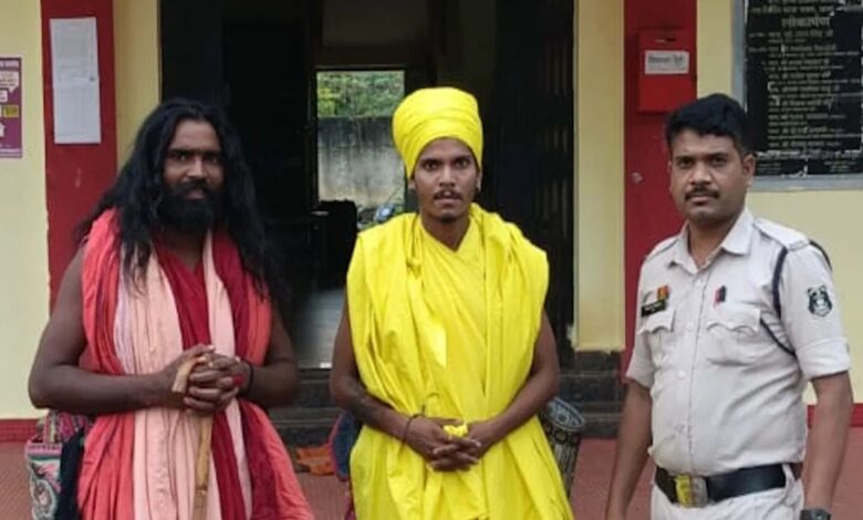 Thieves roaming around in the guise of a saint were caught, they had stolen an iPhone charger and Rs 600 from a mobile shop