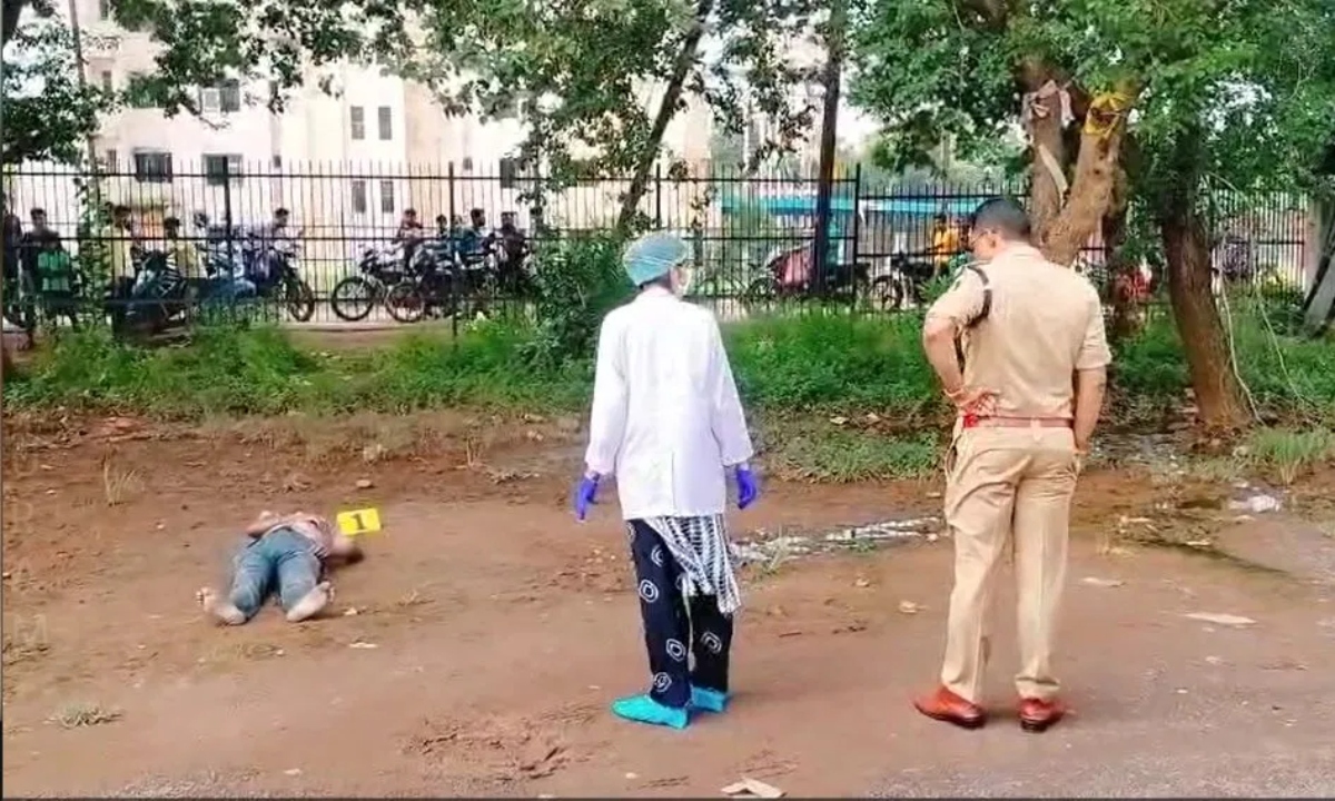 साइंस कॉलेज मैदान में युवक की लाश मिलने से सनसनी, पुलिस जांच में जुटी