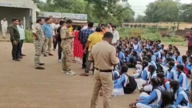 फिंगेश्वर-महासमुंद मार्ग पर स्कूल मर्जर के विरोध में छात्राओं ने किया चक्काजाम