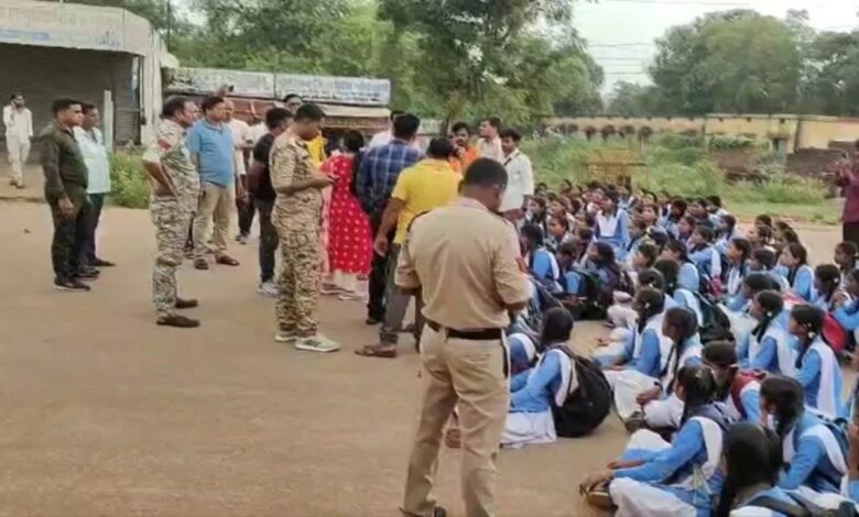 फिंगेश्वर-महासमुंद मार्ग पर स्कूल मर्जर के विरोध में छात्राओं ने किया चक्काजाम