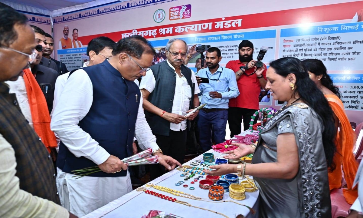 CM Sai visited the exhibition of the Labour Department.