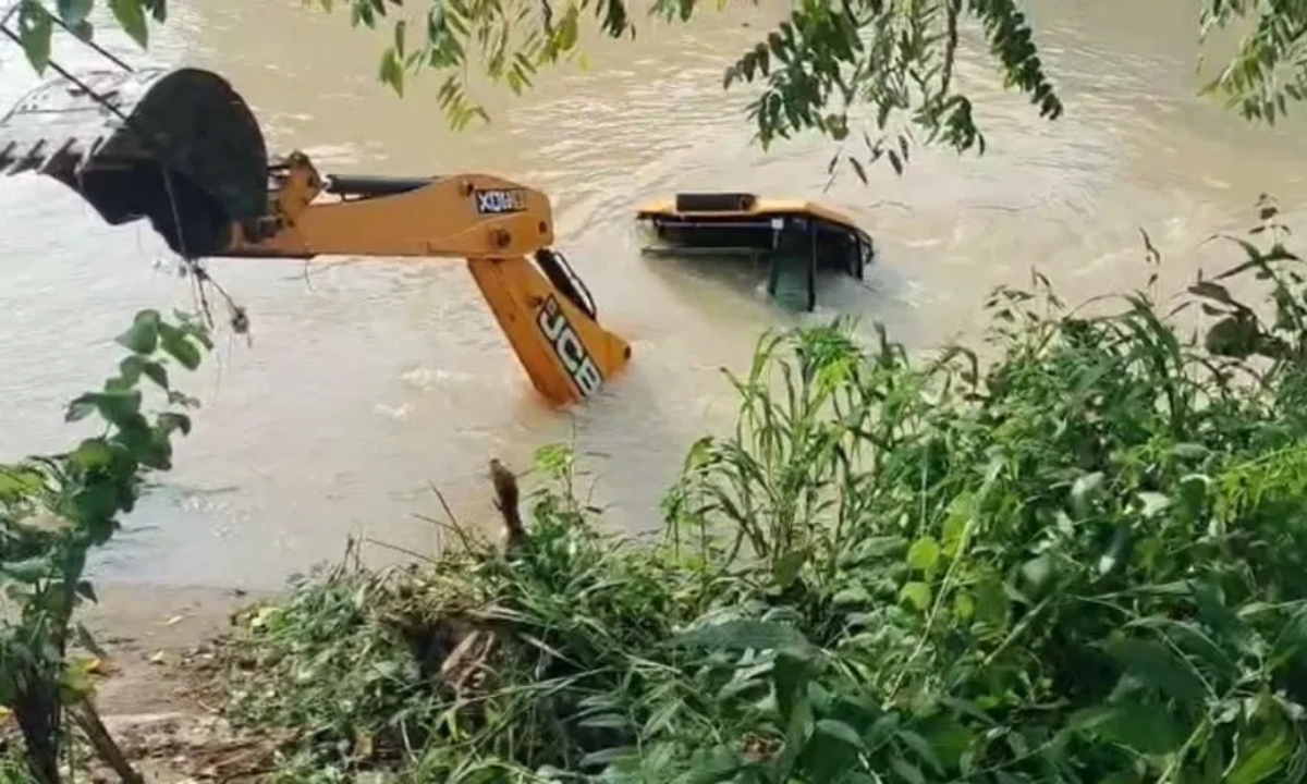 An uncontrolled JCB fell into a canal in Korba, driver missing, rescue operation underway
