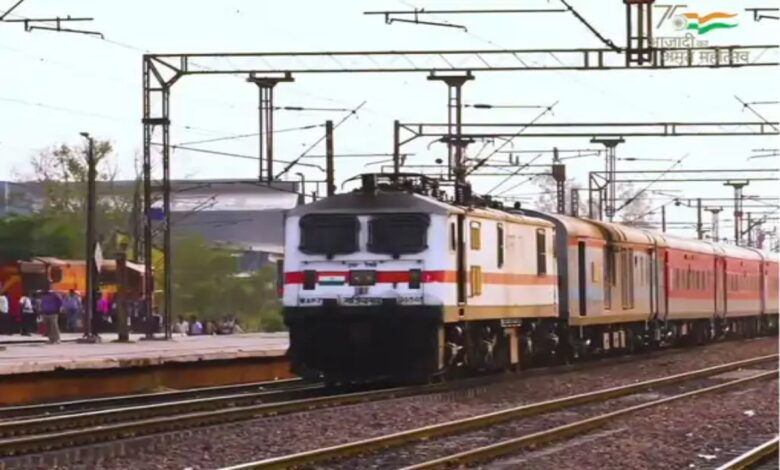 10 express trains will stop at Dongargarh station for 9 days during Navratri; two MEMU trains will be extended and special MEMU trains will also run.