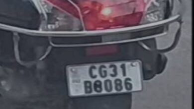 Two vehicles with the same registration number, vehicle owners embroiled in online challan dispute