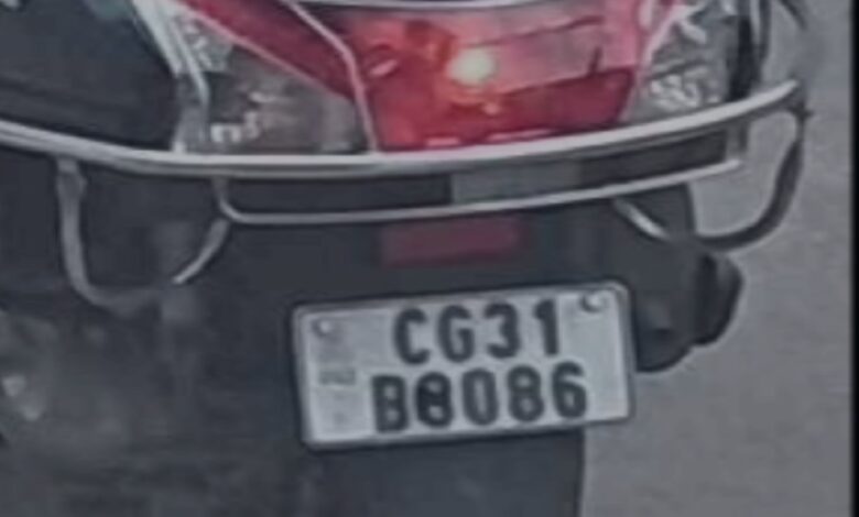 Two vehicles with the same registration number, vehicle owners embroiled in online challan dispute