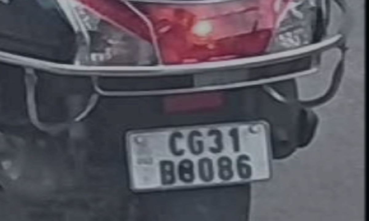 Two vehicles with the same registration number, vehicle owners embroiled in online challan dispute