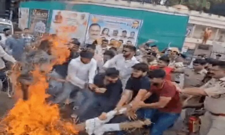युवा कांग्रेस-NSUI ने गृहमंत्री का पुतला दहन, FIR दर्ज होने पर जताया विरोध