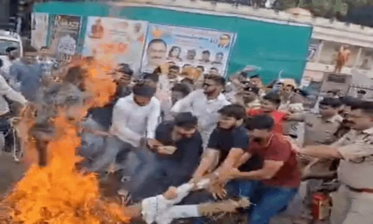 युवा कांग्रेस-NSUI ने गृहमंत्री का पुतला दहन, FIR दर्ज होने पर जताया विरोध