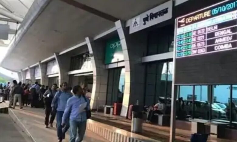 पुणे एयरपोर्ट पर यात्री के बैग से रिवॉल्वर-कारतूस बरामद, गिरफ्तार