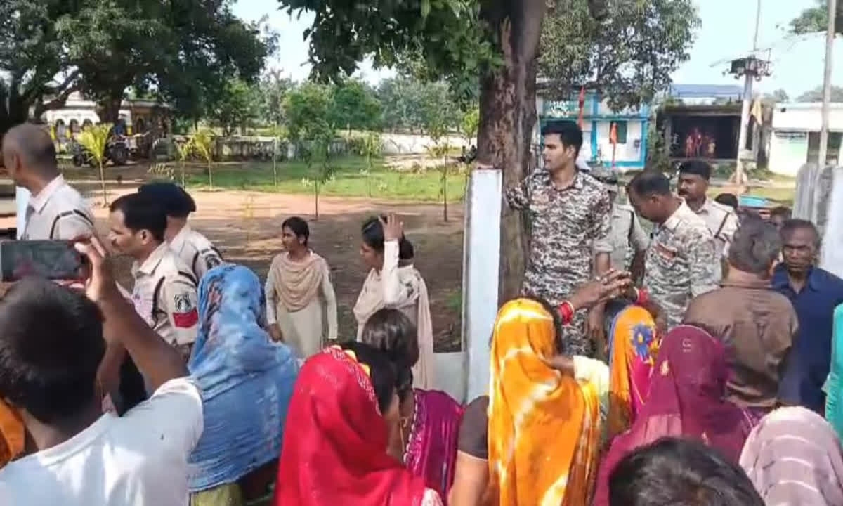 कवर्धा के कामठी गांव में दुर्गा पंडाल को लेकर बवाल, पुलिस बल तैनात