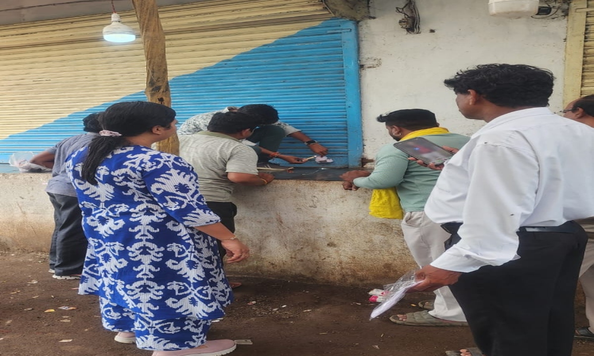 कचरा फैलाने पर नगर निगम की सख्त कार्रवाई, शराब दुकान और दो कबाड़ी दुकान सील
