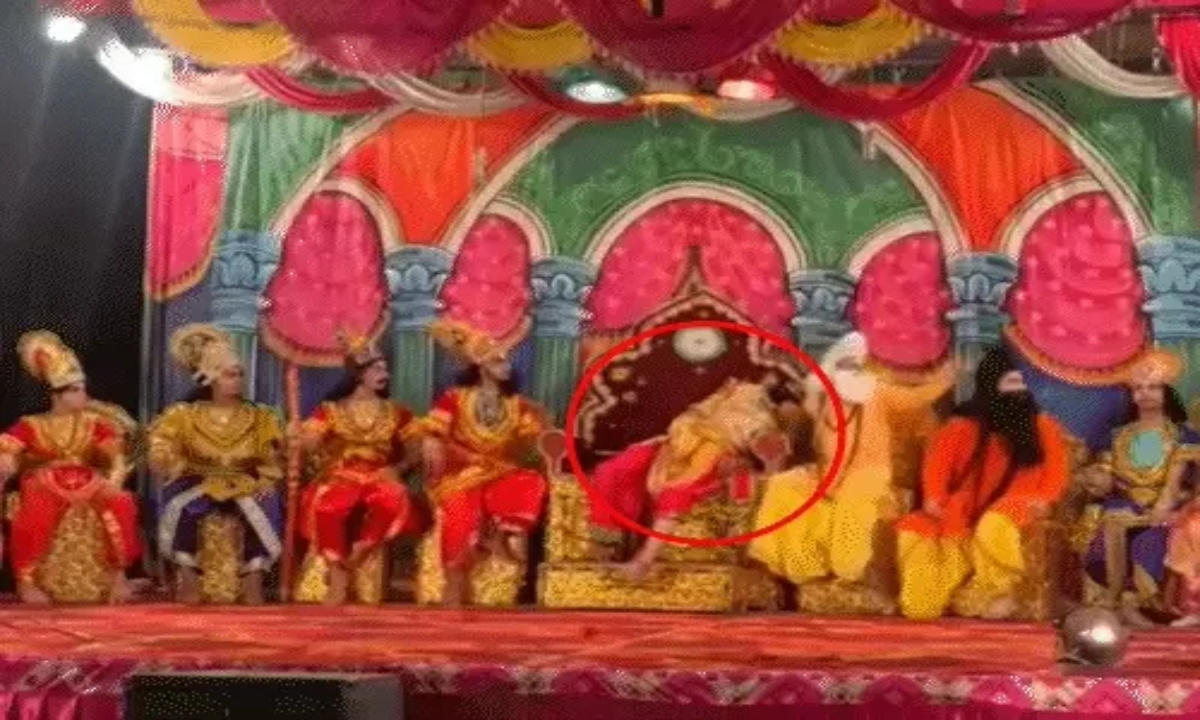 Artist Amresh Mahajan died during Ramlila performance.